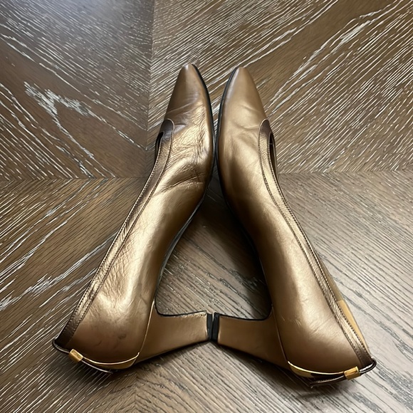 Vintage Stuart Weitzman metallic brown with bronze rounded toe heel/pump 2.75” - Picture 10 of 17